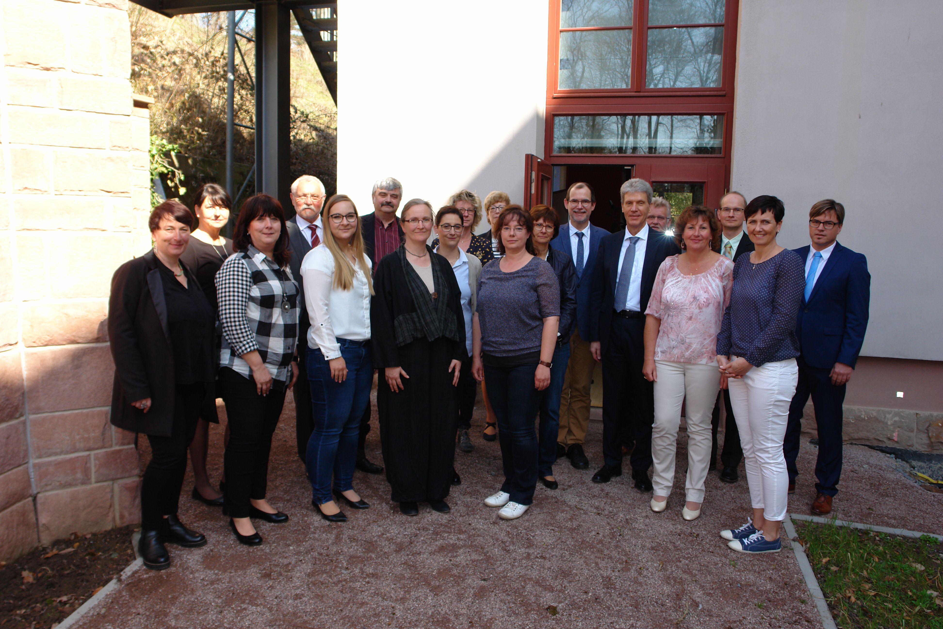 Minister Helmut Holter mit Vertreterinnen und Vertretern der am Projekt beteiligten Thüringer Schulen